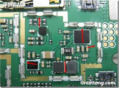 圖中顯示一塊電路板使用這種屏蔽夾(shielding clip)的實(shí)例。基本上我們?cè)趶澖堑牡胤蕉荚O(shè)計(jì)擺放了一個(gè)屏蔽夾，這樣可以讓作業(yè)員比較方便安裝屏蔽罩(shielding can)時(shí)的對(duì)位準(zhǔn)確。然后在其他沒有屏蔽夾的地方也設(shè)計(jì)了一些接地的布線，一來可以稍微提升屏蔽罩的電磁隔絕能力，另一方面也可以為屏蔽夾無效時(shí)，馬上可以更改為屏蔽框，而無需要重新設(shè)計(jì)電路板。