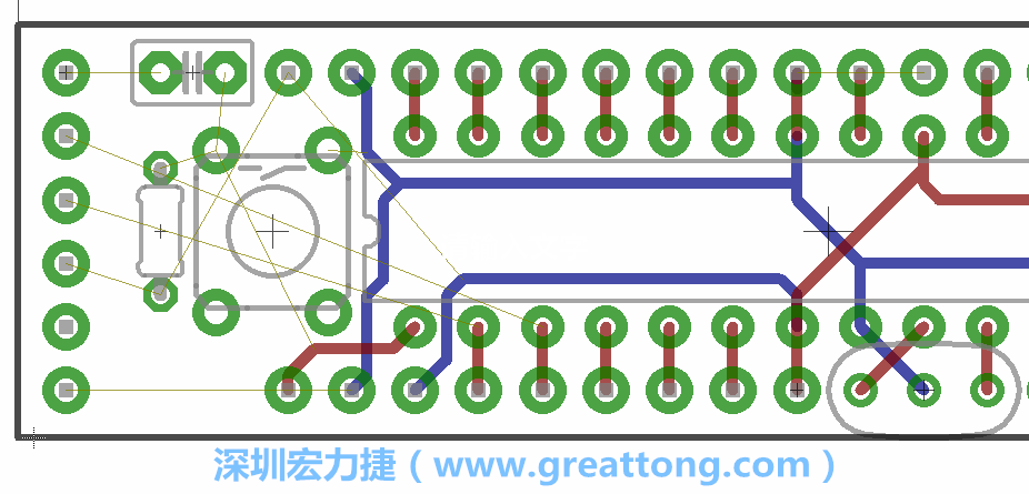 到目前為止，你應該只剩下四個部分還未進行布線，10K重置上拉電阻器、重置電容和1×6的序列排針。